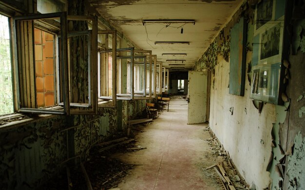 방사능 유령 도시 체르노빌 시 지역에서 열린 창문이 있는 버려진 학교 복도
