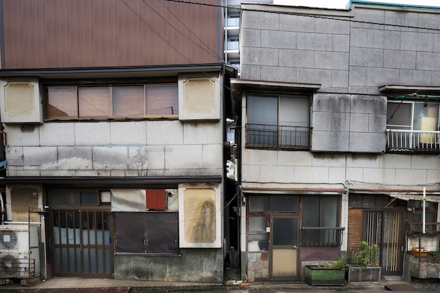 さびた窓のある廃屋