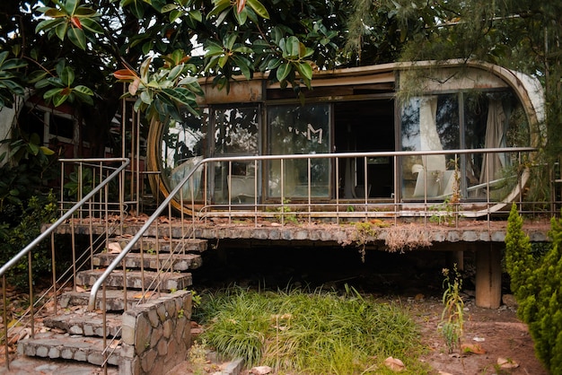 台湾の萬里UFO村の庭にガラス窓がある古い建物を放棄