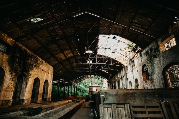 Free photo abandoned ruined industrial warehouse