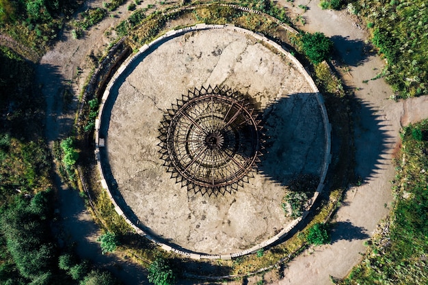 Foto gratuita statua sovietica abbandonata in armenia