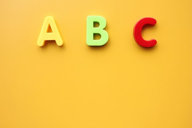 英語のアルファベットのabcの最初の文字がクローズアップ 外国語を学ぶ プレミアム写真