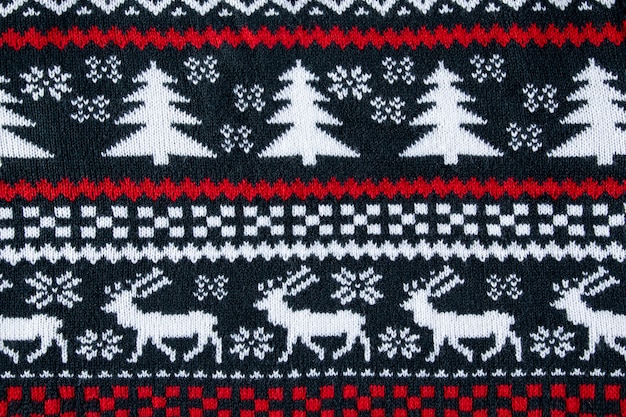 Бесплатное фото Вид сверху на рождественский свитер с красными деталями