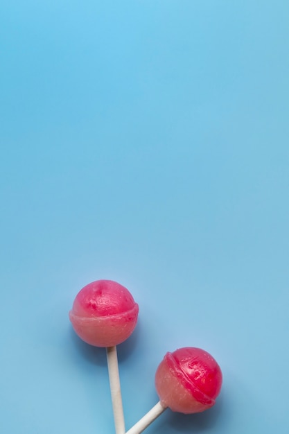 무료 사진 보기 다채로운 공 막대 사탕 위