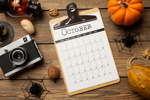 Бесплатное фото Выше вид октябрьский календарь и фотоаппарат