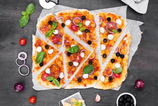 Бесплатное фото Выше вид расположение ломтиков пиццы