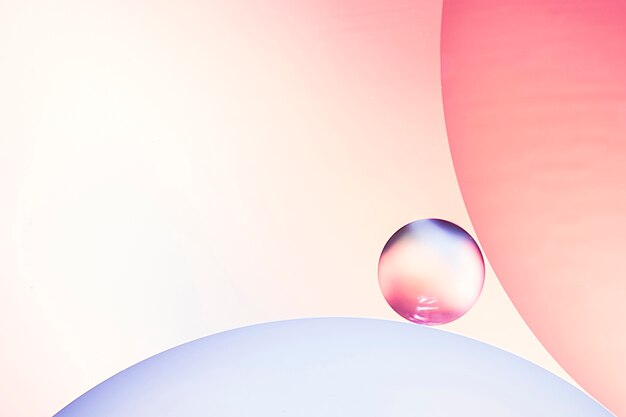 Абстрактные пузырьки воздуха в воде на разноцветных размытом фоне