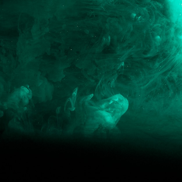 Бесплатное фото Абстрактная лазурная дымка в темноте
