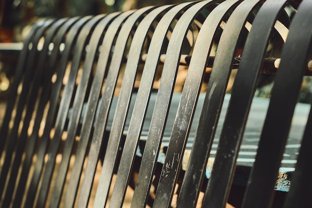 抽象的な背景、公園の金属棒で作られたベンチ、旅行や都市環境に関する記事の背景やスクリーン セーバーのアイデア