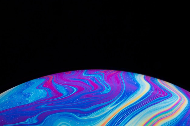 Абстрактный фон с ярко-синим и фиолетовым шаром
