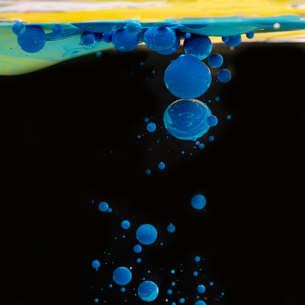 水の抽象的な青いアクリルボール
