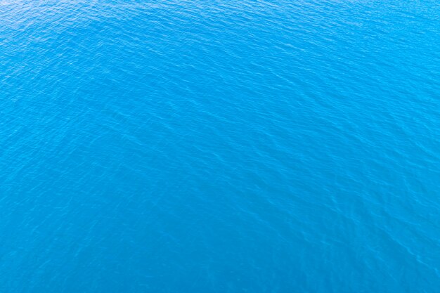 海の水の背景テクスチャで抽象的な青い水