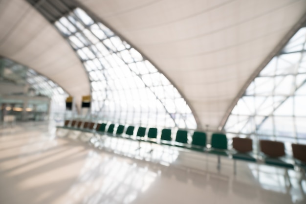 Interno astratto del terminal dell'aeroporto della sfuocatura