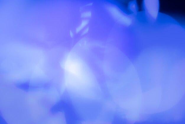 青いライトで抽象的な背景をぼかした写真