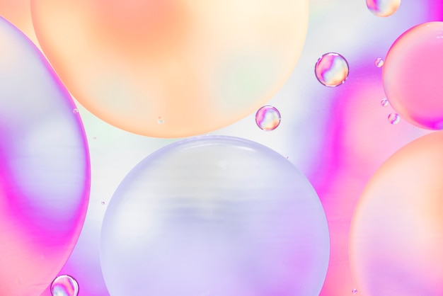 色付きの背景をぼかした写真の抽象的な泡