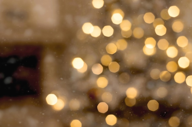 Абстрактный рождественский фон с размытой рождественской елкой и огнями на спине. эффект бокена. расфокусируйте изображение.
