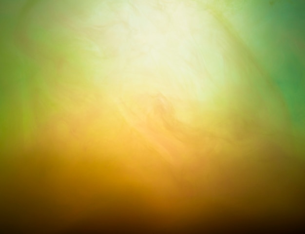 緑と黄色のヘイズの抽象的な雲