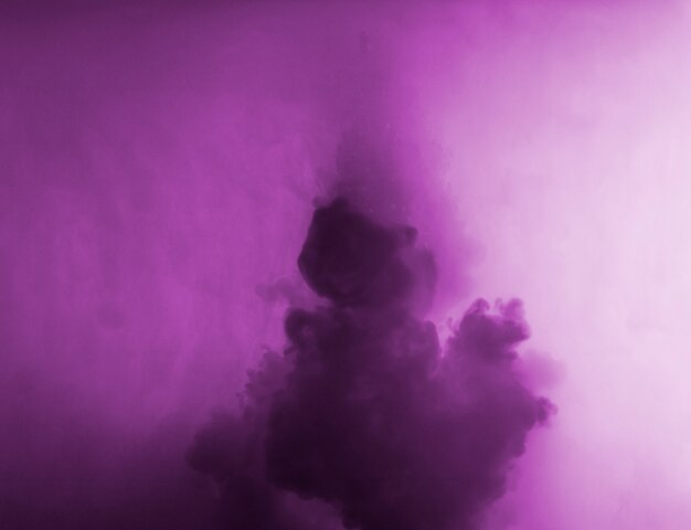 紫色のもやの間の抽象的な雲