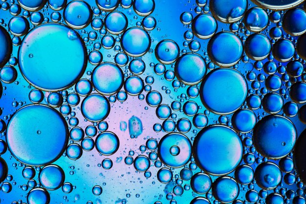 抽象的なカラフルな泡 水と油を混ぜる 非現実的な色の青い泡 お祝いの背景 はがきのテクスチャとして使用できます プレミアム写真
