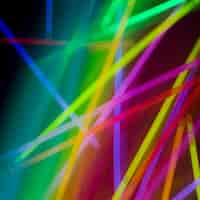 Foto gratuita tubi al neon colorati astratti su sfondo arcobaleno