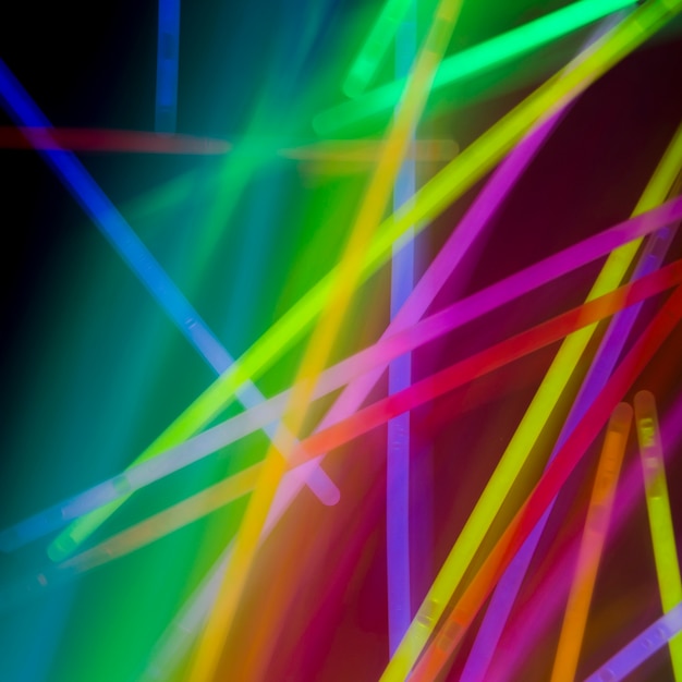 Абстрактные красочные неоновые трубки на фоне радуги