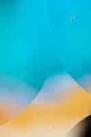 Бесплатное фото Абстрактный цветной фон с различными прозрачными каплями дождя