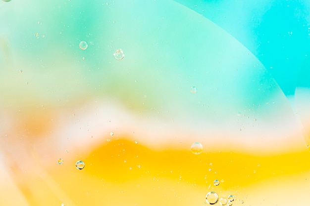さまざまな透明な雨滴と抽象的な色付きの背景