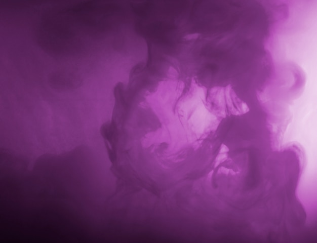 Абстрактное густое облако между пурпурной дымкой