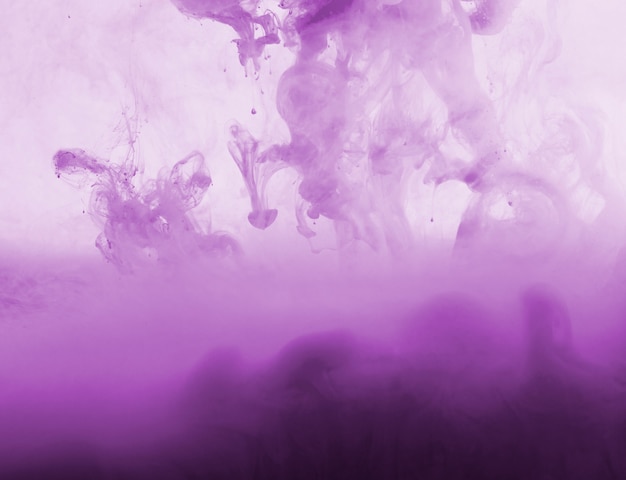 ヘイズの抽象的な濃い紫色の雲
