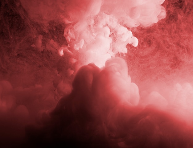 抽象的な濃い赤い霧