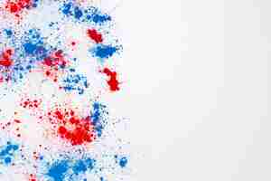 Бесплатное фото Абстрактный взрыв красного и синего цвета холи порошок с copyspace справа