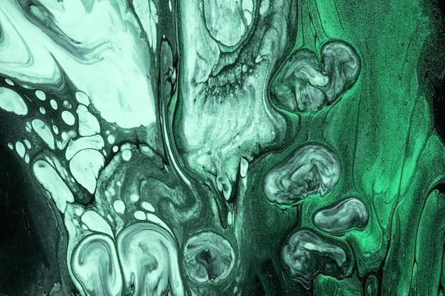 抽象的な流体アートの背景の黒と濃い緑色。エメラルドのグラデーションとスプラッシュの液体アクリル画。波状のパターンの水彩画の背景。