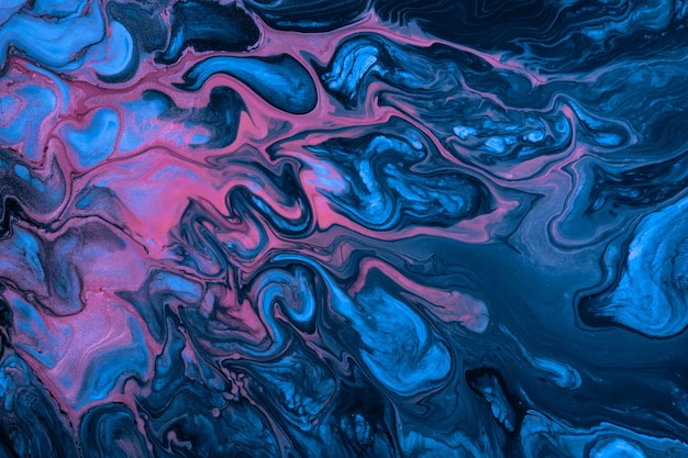 Абстрактное искусство жидкого фона темно-синего и розового цветов. жидкий мрамор. акриловая картина на холсте с сапфировым градиентом и всплесками
