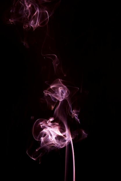 Абстрактный фрагмент движения фиолетового дыма на черном фоне