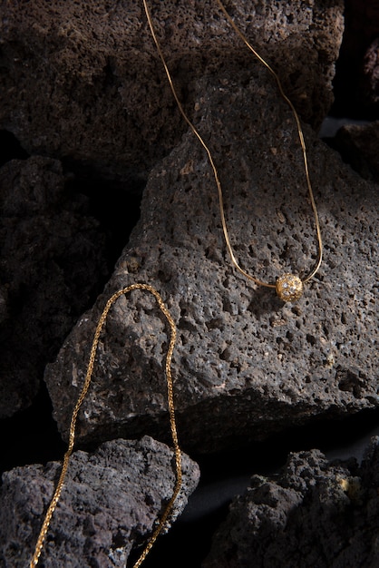 Foto gratuita presentazione astratta di gioielli con catena d'oro