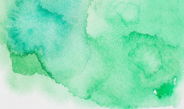 Абстрактные зеленые пятна красок на белой бумаге