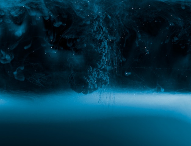 Бесплатное фото Абстрактная тяжелая голубая дымка в жидкости