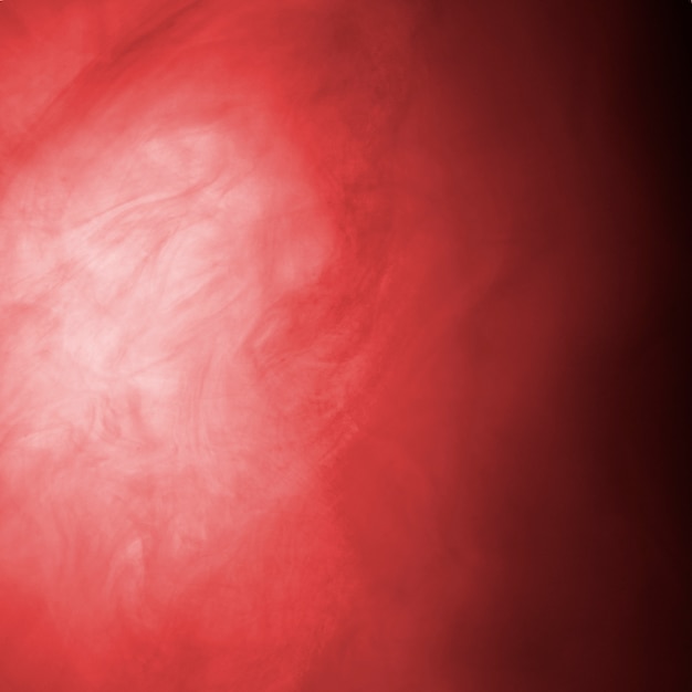 赤いヘイズの抽象的な重い雲