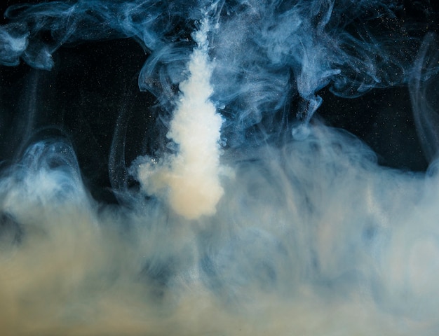 Бесплатное фото Абстрактное тяжелое серое облако дымки в темноте