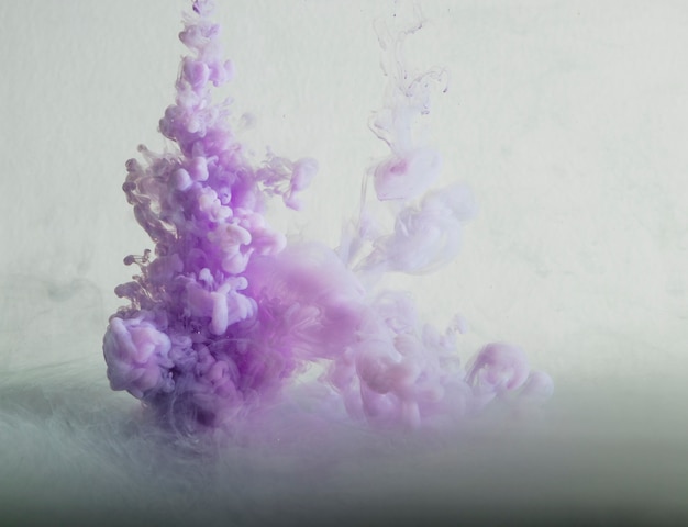 Абстрактное тяжелое фиолетовое облако дымки
