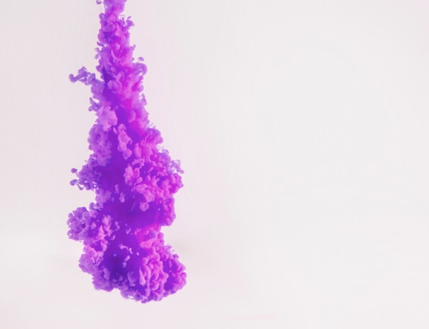 ヘイズの抽象的な重い紫色の雲