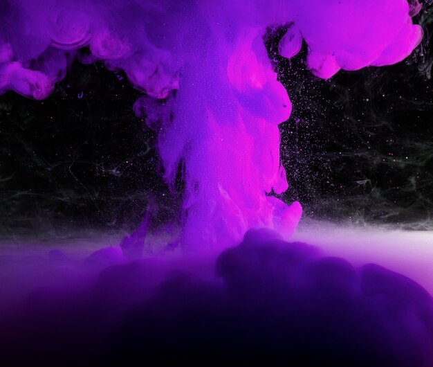 暗闇の中で抽象的な濃い紫色の霧