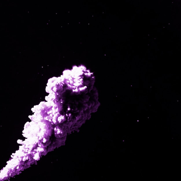 Абстрактный густой пурпурный туман в темноте