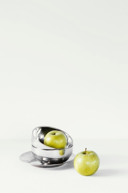 抽象的な最小限の概念のリンゴとボウル