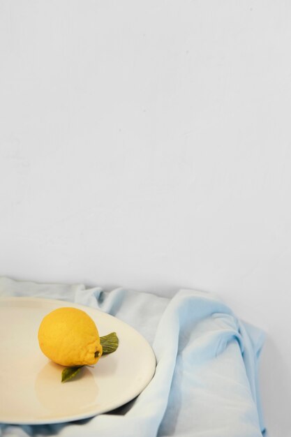 Абстрактная минимальная концепция лимона и тарелок