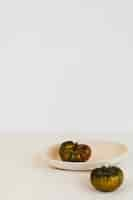 Free photo abstract minimal concept veggies in a plate copy space