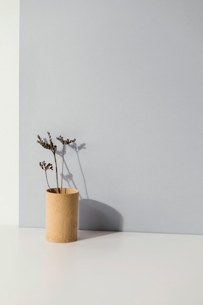 花瓶のコピースペースに最小限の植物を抽象化