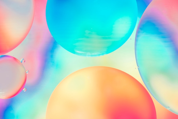 抽象的な色とりどりの泡の流れ