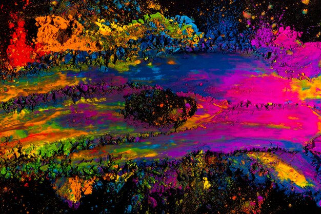 黒の背景に抽象的な色とりどりのホーリーパウダー爆発
