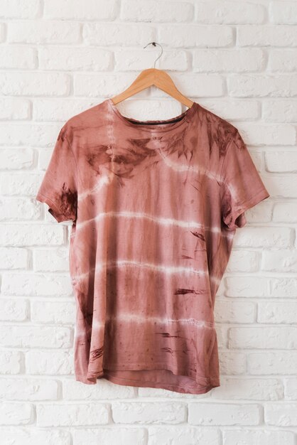 抽象的な自然な着色されたTシャツ